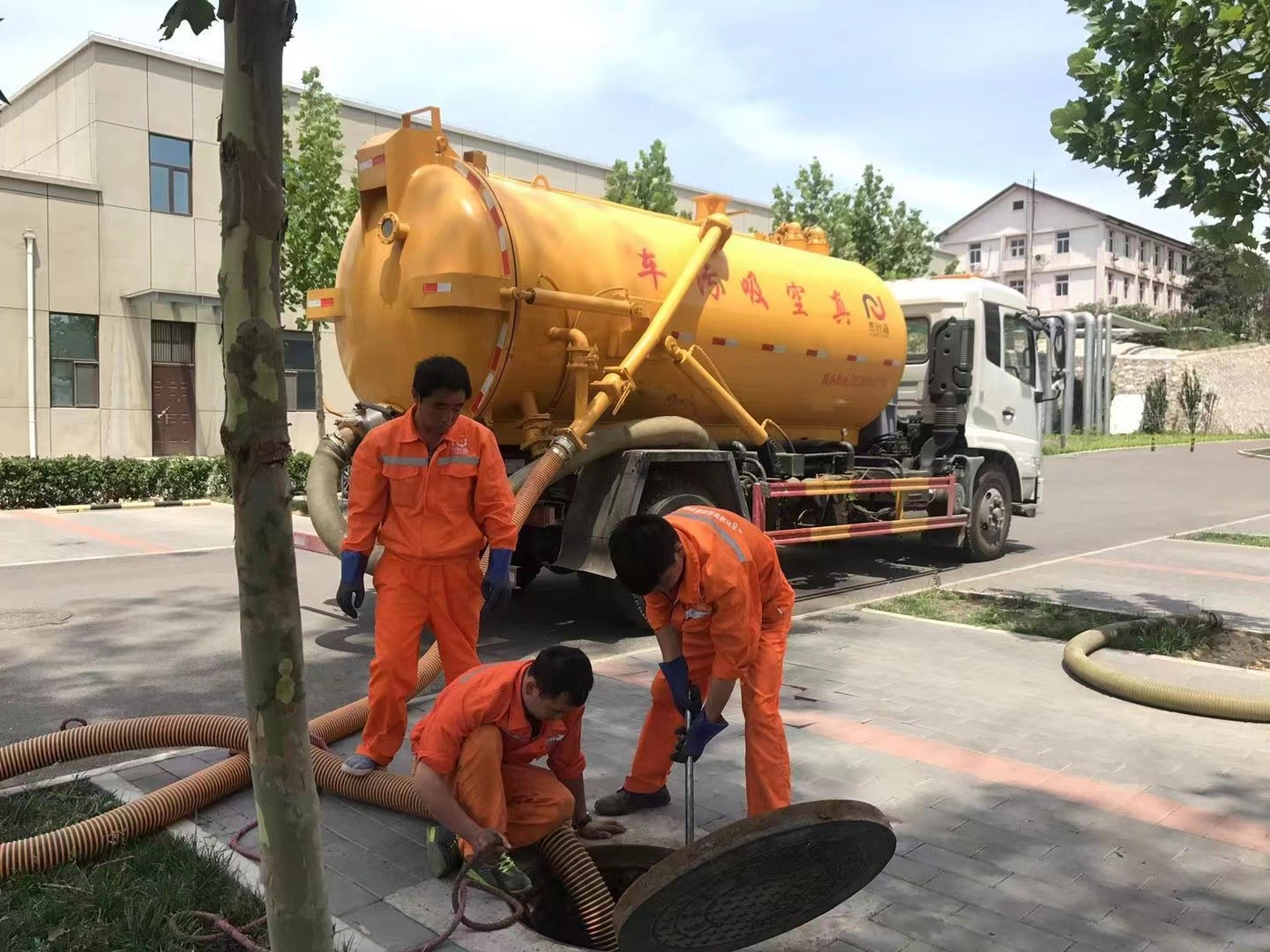 安顺化粪池清理与5-8吨吸粪车施工效率分析